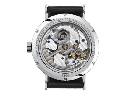 Nomos Glashütte Tangomat Datum Automatik Edelstahl 38mm weißes Zifferblatt schwarzes Lederband – Herrenuhren Uhr mit Datum aus Edelstahl und Leder. Das Gehäuse ist rund und silber. Das Lederarmband ist schwarz. Das Zifferblatt ist arabisch Index und weiß. – Ansicht 2