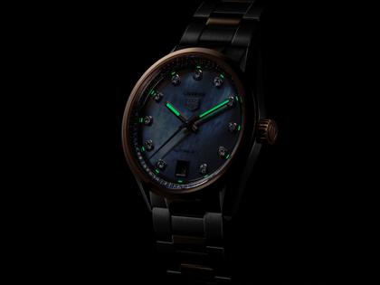 TAG Heuer Carrera Date Automatik Edelstahl 36mm weißes Perlmutt-Zifferblatt mit Brillanten zweifarbiges Metallband – Damenuhren Uhr mit Datum aus 750 Rotgold und Edelstahl. Das Gehäuse ist rund und silber-roségold. Das Edelstahlarmband mit Gold ist silber-roségold. Das Zifferblatt ist ein Index in weiß. – Ansicht 6