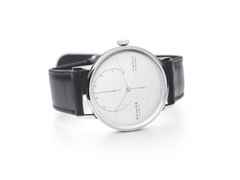 Nomos Glashütte Lambda 42 Handaufzug Weißgold 42mm weißes Zifferblatt schwarzes Lederband – Herrenuhren Uhr ohne Datum aus 750 Weißgold und Leder. Das Gehäuse ist rund und silber. Das Lederarmband ist schwarz. Das Zifferblatt ist ein Index in weiß. – Ansicht 2