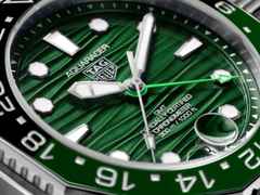TAG Heuer Aquaracer Professional 300 GMT Automatik Edelstahl 42mm grünes Zifferblatt Metallband – Herrenuhren Uhr mit Datum aus Edelstahl und Keramik. Das Gehäuse ist rund und silber. Das Edelstahlarmband ist silber. Das Zifferblatt ist ein Index in grün. – Ansicht 4