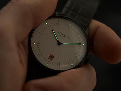 Sternglas Naos Edition Bauhaus III Quarz Edelstahl Schwarz-PVD 38mm weißes Zifferblatt graues Lederband – Herrenuhren Uhr mit Datum aus Edelstahl, Leder und PVD beschichtet. Das Gehäuse ist rund und schwarz. Das Lederarmband ist grau. Das Zifferblatt ist arabisch Index und weiß. – Ansicht 5