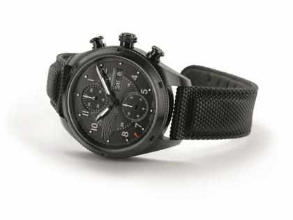 Hamilton Khaki Field Auto Chrono Resident Evil Requiem Limited Edition Automatik Edelstahl PVD-Schwarz 42mm schwarzes Zifferblatt Kautschukband – Herrenuhren Chronograph aus Edelstahl und PVD beschichtet. Das Gehäuse ist rund und schwarz. Das Kautschuk / Kunststoff / Silikon Armband ist schwarz. Das Zifferblatt ist arabisch Index und schwarz. – Ansicht 4