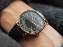 Sternglas Sedius Quarz Edelstahl PVD-Gelbgold 40mm schwarzes Zifferblatt schwarzes Lederband – Herrenuhren Uhr ohne Datum aus Edelstahl, Leder und PVD beschichtet. Das Gehäuse ist rund und gelbgold. Das Lederarmband ist schwarz. Das Zifferblatt ist arabisch Index und schwarz. – Ansicht 4
