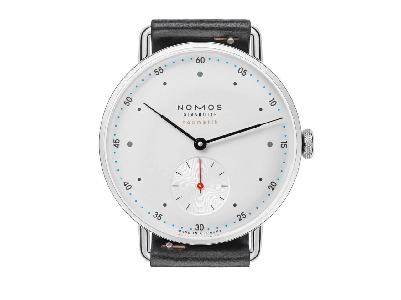 Nomos Glashütte Metro neomatik 35 Automatik Edelstahl 35mm weißes Zifferblatt schwarzes Lederband – Damenuhren Uhr ohne Datum aus Edelstahl. Das Gehäuse ist rund und silber. Das Lederarmband ist schwarz. Das Zifferblatt ist arabisch Index und silber. – Ansicht 2