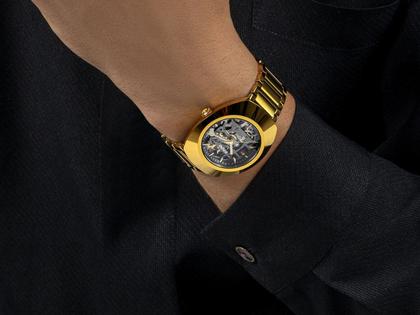Rado DiaStar Original Skeleton Automatik Edelstahl Gelbgold-PVD 38mm skelettiertes Zifferblatt Metallband – Damenuhren Uhr ohne Datum aus Edelstahl und PVD beschichtet. Das Gehäuse ist oval und gelbgold. Das Edelstahlarmband ist gelbgold. Das Zifferblatt ist ein Index in grau. – Ansicht 6