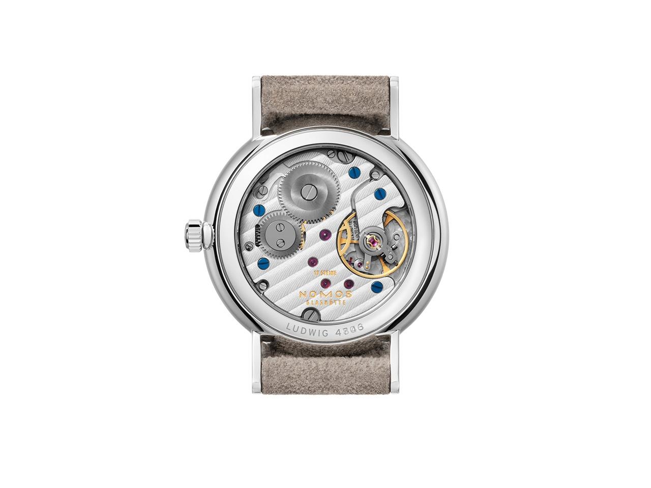 Nomos Glashütte Ludwig 33 Champagner Handaufzug Edelstahl beiges Zifferblatt beiges Lederband Glasboden – Damenuhren Uhr ohne Datum aus Edelstahl und Leder. Das Gehäuse ist rund und silber. Das Lederarmband ist beige. Das Zifferblatt ist römisch Index und beige. – Ansicht 3