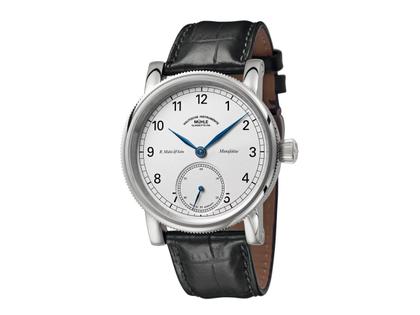 Mühle Glashütte Robert Mühle Kleine Sekunde Handaufzug Edelstahl 44mm silbernes Zifferblatt schwarzes Lederband – Herrenuhren Uhr ohne Datum aus Edelstahl und Leder. Das Gehäuse ist rund und silber. Das Lederarmband Kroko / Alligator ist schwarz. Das Zifferblatt ist römisch und weiß.