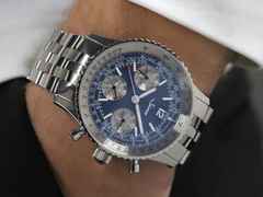 Sinn Spezialuhren 903 Ti II Jubiläum Navigationschronograph Automatik Titan 41mm blaues Zifferblatt braunes Lederband und Titanband limitiert – Herrenuhren Chronograph aus Titan. Das Gehäuse ist rund und grau. Das Lederarmband ist braun. Das Zifferblatt ist arabisch Index und blau. – Ansicht 11