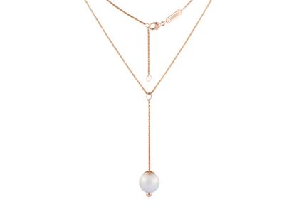 Meissen Pearl Collection  Y-Collier Roségold mit weißem Perl-Anhänger 12mm aus Meissener Porzellan® 63cm – Halsschmuck Collierkette aus 750 Rotgold, Porzellan und und . – Ansicht 2