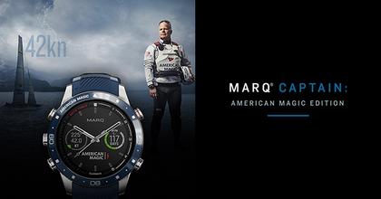 Garmin MARQ Captain digital blaues Silikonband American Magic Edition – Herrenuhren Uhr Multifunktion aus Titan. Das Gehäuse ist rund und grau. Das Kautschuk / Kunststoff / Silikon Armband ist blau. Das Zifferblatt ist digital und schwarz. – Ansicht 5