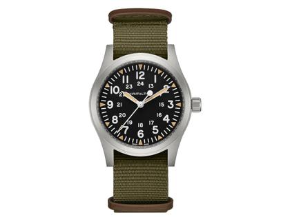 Hamilton Khaki Field Mechanical Handaufzug Edelstahl 42mm schwarzes Zifferblatt olivgrünes Textilband – Herrenuhren Uhr ohne Datum aus Edelstahl. Das Gehäuse ist rund und silber. Das Textilarmband ist grün. Das Zifferblatt ist arabisch und schwarz.