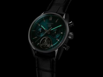 TAG Heuer Carrera Chronograph Tourbillon Automatik Edelstahl 42mm grünes Zifferblatt schwarzes Lederband – Herrenuhren Chronograph aus Edelstahl und Leder. Das Gehäuse ist rund und silber. Das Lederarmband Kroko / Alligator ist schwarz. Das Zifferblatt ist ein Index in grün. – Ansicht 6
