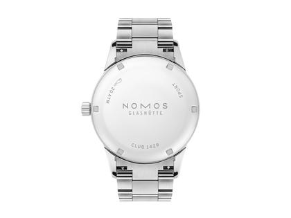 Nomos Glashütte Club Sport neomatik 39 Tabac Automatik Edelstahl braunes Zifferblatt Metallband Stahlboden – Herrenuhren Uhr ohne Datum aus Edelstahl. Das Gehäuse ist rund und silber. Das Edelstahlarmband ist silber. Das Zifferblatt ist arabisch Index und braun. – Ansicht 5