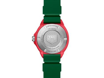 TAG Heuer Formula 1 Solargraph Quarz Kunststoff 38mm weißes Zifferblatt grünes Kautschukband – Herrenuhren Uhr mit Datum aus Edelstahl und Kunststoff. Das Gehäuse ist rund und rot. Das Kautschuk / Kunststoff / Silikon Armband ist grün. Das Zifferblatt ist ein Index in weiß. – Ansicht 2
