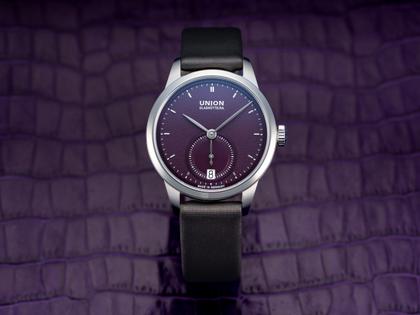 Union Glashütte 1893 Johannes Dürrstein Edition Kleine Sekunde Automatik Edelstahl 34mm violettes Zifferblatt graues Lederband – Damenuhren Uhr mit Datum aus Edelstahl und Leder. Das Gehäuse ist rund und silber. Das Lederarmband ist grau. Das Zifferblatt ist ein Index in lila. – Ansicht 6
