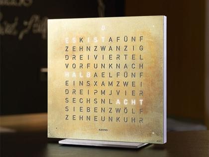 Qlocktwo Earth 13.5 Creator's Edition Silver & Gold mit Aluminiumgehäuse – Großuhren Tischuhr aus vergoldet. Das Gehäuse ist quadratisch und silber. Das Zifferblatt ist digital und gelbgold. – Ansicht 2