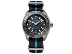 Omega Seamaster Planet Ocean 6000M Ultra Deep Automatik Titan 45,5mm schwarzes Zifferblatt NATO Armband – Herrenuhren Uhr ohne Datum aus Titan. Das Gehäuse ist rund und silber. Das Textilarmband ist schwarz. Das Zifferblatt ist arabisch Index und schwarz.