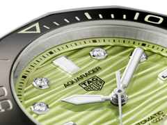 TAG Heuer Aquaracer Professional 300 Date Automatik Edelstahl 36mm pastellgrünes Zifferblatt mit Brillanten Metallband – Damenuhren Uhr mit Datum aus Edelstahl und Keramik. Das Gehäuse ist rund und silber. Das Edelstahlarmband ist silber. Das Zifferblatt ist ein Index in grün. – Ansicht 3