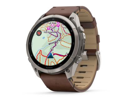 Garmin Fenix 9 Pro inReach Titan 51mm digitales Display braunes Lederband – Herrenuhren Uhr Multifunktion aus Leder und Titan. Das Gehäuse ist rund und grau. Das Lederarmband ist braun. Das Zifferblatt ist digital und schwarz. – Ansicht 2