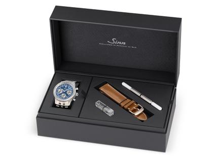Sinn Spezialuhren 903 Ti II Jubiläum Navigationschronograph Automatik Titan 41mm blaues Zifferblatt braunes Lederband und Titanband limitiert – Herrenuhren Chronograph aus Titan. Das Gehäuse ist rund und grau. Das Lederarmband ist braun. Das Zifferblatt ist arabisch Index und blau. – Ansicht 6