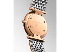 Longines La Grande Classique Quarz Edelstahl 29mm braunes Zifferblatt mit Diamanten Metallband – Damenuhren Uhr ohne Datum aus Edelstahl und PVD beschichtet. Das Gehäuse ist rund und roségold. Das Edelstahlarmband ist silber-gelbgold. Das Zifferblatt ist ein Index in braun. – Ansicht 3