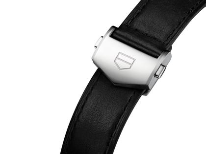 TAG Heuer Carrera Chronograph Automatik Edelstahl 39mm schwarzes Zifferblatt schwarzes Lederband – Herrenuhren Chronograph aus Edelstahl und Leder. Das Gehäuse ist rund und silber. Das Lederarmband ist schwarz. Das Zifferblatt ist ein Index in schwarz. – Ansicht 5