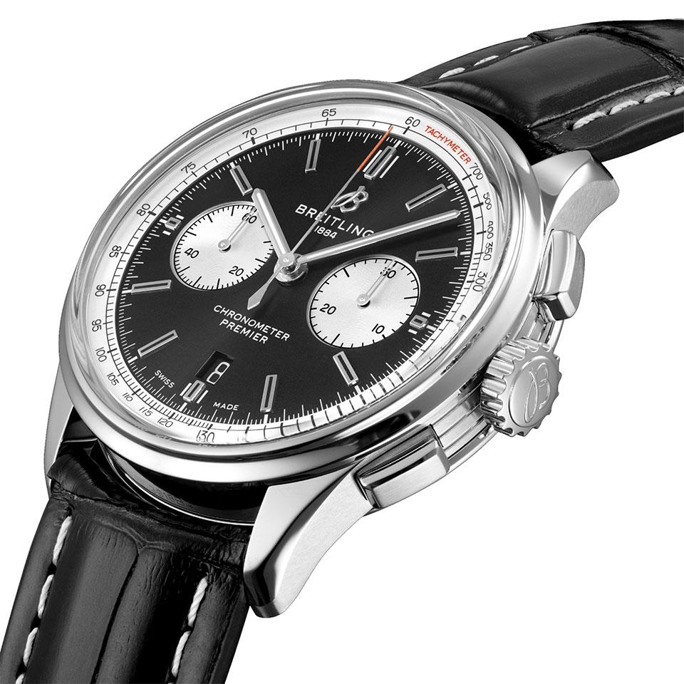 Breitling Premier B01 Chronograph 42 Automatik Edelstahl schwarzes Zifferblatt schwarzes Lederband – Herrenuhren Chronograph aus Edelstahl. Das Gehäuse ist rund und silber. Das Lederarmband ist schwarz. Das Zifferblatt ist ein Index in schwarz. – Ansicht 4