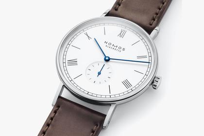 Nomos Glashütte Ludwig 38 Emaillleweiß Handaufzug Edelstahl weißes Zifferblatt braunes Lederband Glasboden – Herrenuhren Uhr ohne Datum aus Edelstahl. Das Gehäuse ist rund und silber. Das Lederarmband ist braun. Das Zifferblatt ist römisch Index und weiß. – Ansicht 2