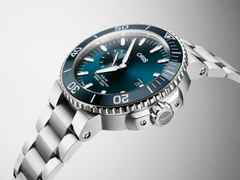 Oris Aquis Small Second Automatik Edelstahl 45,5mm blaues Zifferblatt Metallband – Herrenuhren Uhr mit Datum aus Edelstahl und Keramik. Das Gehäuse ist rund und silber. Das Edelstahlarmband ist silber. Das Zifferblatt ist ein Index in blau. – Ansicht 2