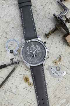 Union Glashütte Belisar Chronograph Mondphase Automatik Edelstahl 44mm graues Zifferblatt graues Lederband – Herrenuhren Chronograph aus Edelstahl. Das Gehäuse ist rund und silber. Das Lederarmband ist grau. Das Zifferblatt ist arabisch Index und grau. – Ansicht 2