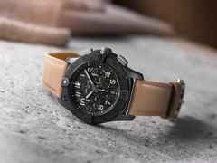 Breitling Avenger B01 Chronograph 42 Automatik Keramik schwarzes Zifferblatt braunes Lederband – Herrenuhren Chronograph aus Carbon, Edelstahl, Keramik und Titan. Das Gehäuse ist rund und schwarz. Das Lederarmband ist braun. Das Zifferblatt ist arabisch Index und schwarz. – Ansicht 3