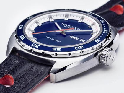 Hamilton American Classic Pan Europe Automatik Edelstahl 42 mm blau Lederband schwarz – Herrenuhren Uhr mit Datum aus Edelstahl und Leder. Das Gehäuse ist rund und silber. Das Lederarmband ist schwarz. Das Zifferblatt ist ein Index in blau. – Ansicht 3