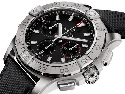 Breitling Avenger B01 Chronograph 42 Automatik Edelstahl 42mm schwarzes Zifferblatt schwarzes Lederband – Herrenuhren Chronograph aus Edelstahl und Leder. Das Gehäuse ist rund und silber. Das Lederarmband ist schwarz. Das Zifferblatt ist ein Index in schwarz. – Ansicht 3