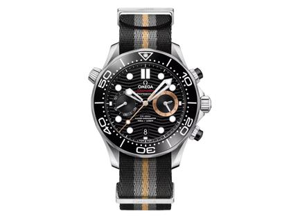 Herrenuhren Chronograph aus Edelstahl und Keramik. Das Gehäuse ist rund und silber. Das Textilarmband ist grau. Das Zifferblatt ist ein Index in schwarz.