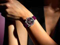 Glashütte Original Lady Serenade Luna Purpursamt Automatik Edelstahl 32,5mm violettes Zifferblatt violettes Lederband – Damenuhren Uhr ohne Datum aus 750 Weißgold, Edelstahl und Leder. Das Gehäuse ist rund und silber. Das Lederarmband Kroko / Alligator ist lila. Das Zifferblatt ist ein Index in lila. – Ansicht 13