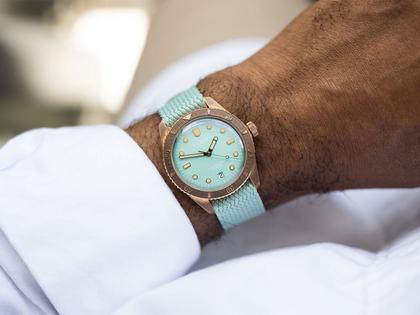 Oris Divers Sixty-Five Cotton Candy Automatik Bronze 38mm grünes Zifferblatt grünes Textilband – Damenuhren Uhr mit Datum aus Bronze und Leder. Das Gehäuse ist rund und roségold. Das Textilarmband ist grün. Das Zifferblatt ist ein Index in grün. – Ansicht 3