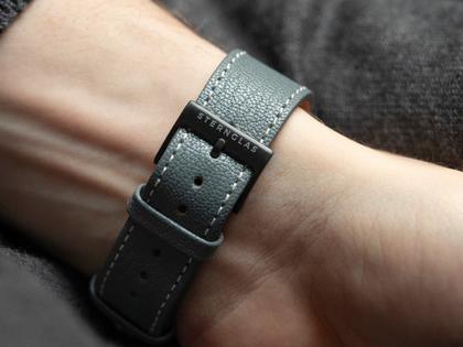 Sternglas Naos Edition Bauhaus III Quarz Edelstahl Schwarz-PVD 38mm weißes Zifferblatt graues Lederband – Herrenuhren Uhr mit Datum aus Edelstahl, Leder und PVD beschichtet. Das Gehäuse ist rund und schwarz. Das Lederarmband ist grau. Das Zifferblatt ist arabisch Index und weiß. – Ansicht 9