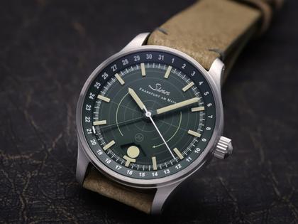 Sinn Spezialuhren 308 Jagduhr Automatik Edelstahl 40mm grünes Zifferblatt braunes Lederband – Herrenuhren Uhr mit Datum aus Edelstahl und Leder. Das Gehäuse ist rund und silber. Das Lederarmband ist braun. Das Zifferblatt ist ein Index in grün. – Ansicht 6