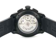 Union Glashütte Belisar Chronograph Sport Automatik Edelstahl PVD-Schwarz 43mm schwarzes Zifferblatt schwarzes Kautschukband D002.627.16.207.00 Full Set Occasion Refurbished – Herrenuhren Chronograph aus Carbon, Edelstahl und PVD beschichtet. Das Gehäuse ist rund und schwarz. Das Kautschuk / Kunststoff / Silikon Armband ist schwarz. Das Zifferblatt ist arabisch Index und schwarz. – Ansicht 2