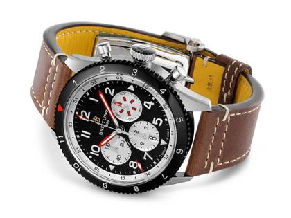 Breitling Super Avi B04 Chronograph GMT 46 Mosquito schwarzes Zifferblatt braunes Lederband – Herrenuhren Chronograph aus Edelstahl und Keramik. Das Gehäuse ist rund und silber. Das Lederarmband ist braun. Das Zifferblatt ist arabisch und schwarz. – Ansicht 3