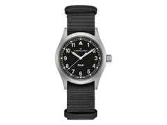 Hamilton Khaki Field Quartz Edelstahl 38mm schwarzes Zifferblatt schwarzes NATO-Textilband – Herrenuhren Uhr ohne Datum aus Edelstahl. Das Gehäuse ist rund und grau. Das Textilarmband ist schwarz. Das Zifferblatt ist ein Index in schwarz.