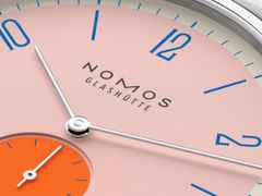 Nomos Glashütte Tangente 38 Datum "175 Years Watchmaking - Flamingopink" Handaufzug Edelstahl rosa Zifferblatt graues Textilband Glasboden – Herrenuhren Uhr mit Datum aus Edelstahl. Das Gehäuse ist rund und silber. Das Textilarmband ist grau. Das Zifferblatt ist arabisch Index und rosa. – Ansicht 6