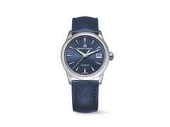 Maurice Lacroix 1975 Automatik Edelstahl 36mm blaues Zifferblatt blaues Lederband – Herrenuhren Uhr mit Datum aus Edelstahl. Das Gehäuse ist rund und silber. Das Lederarmband ist blau. Das Zifferblatt ist ein Index in blau.