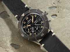 Sinn Spezialuhren 156.1 Fliegerchronograph Automatik Edelstahl 43mm schwarzes Zifferblatt schwarzes Lederband limitiert – Herrenuhren Chronograph aus Edelstahl. Das Gehäuse ist rund und silber. Das Lederarmband ist schwarz. Das Zifferblatt ist arabisch und schwarz. – Ansicht 8