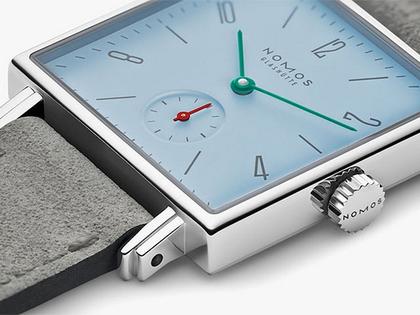 Nomos Glashütte Tetra Petit Four Azur Handaufzug Edelstahl 29mm blaues Zifferblatt graues Lederband Stahlboden – Damenuhren Uhr ohne Datum aus Edelstahl. Das Gehäuse ist quadratisch und silber. Das Lederarmband ist grau. Das Zifferblatt ist arabisch Index und blau. – Ansicht 4