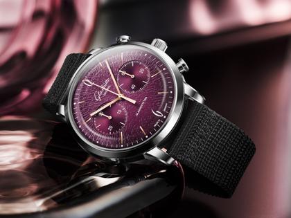 Glashütte Original Sixties Chronograph Jahresedition 2026 Automatik Edelstahl 42mm violettes Zifferblatt schwarzes Textilband – Herrenuhren Chronograph aus Edelstahl. Das Gehäuse ist rund und silber. Das Textilarmband ist schwarz. Das Zifferblatt ist arabisch Index und lila. – Ansicht 8