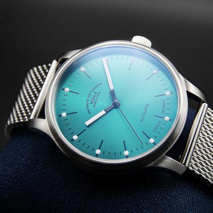 Mühle Glashütte Panova Türkisblau Automatik Edelstahl 40mm Metallband – Herrenuhren Uhr ohne Datum aus Edelstahl. Das Gehäuse ist rund und silber. Das Edelstahlarmband ist silber. Das Zifferblatt ist ein Index in blau. – Ansicht 2