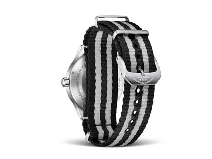 Mühle Glashütte Panova Rot Automatik Edelstahl 40mm schwarz-weißes Textilband – Herrenuhren Uhr ohne Datum aus Edelstahl und Leder. Das Gehäuse ist rund und silber. Das Textilarmband ist schwarz. Das Zifferblatt ist ein Index in rot. – Ansicht 2
