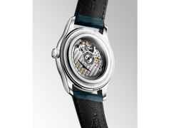Longines Master Collection Automatik Edelstahl 41mm blaues Zifferblatt blaues Lederband – Herrenuhren Uhr mit Datum aus Edelstahl und Leder. Das Gehäuse ist rund und silber. Das Lederarmband ist blau. Das Zifferblatt ist arabisch und blau. – Ansicht 4