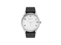 Nomos Glashütte Minimatik 39 Datum Handaufzug Edelstahl weißes Zifferblatt schwarzes Lederband – Herrenuhren Uhr mit Datum aus Edelstahl. Das Gehäuse ist rund und silber. Das Lederarmband ist schwarz. Das Zifferblatt ist arabisch Index und weiß.